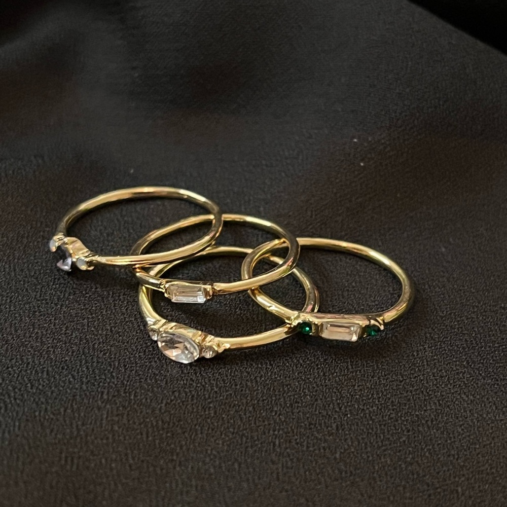 📌SOLD📌Dainty gold-tone ring set of 4 - Picture 3 of 4